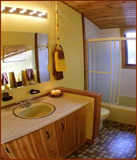Main Bathroom (4-pc)